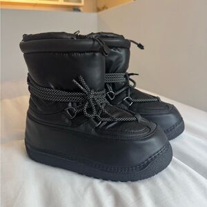 ZARA - Snow Boots in Black Vegan Leather